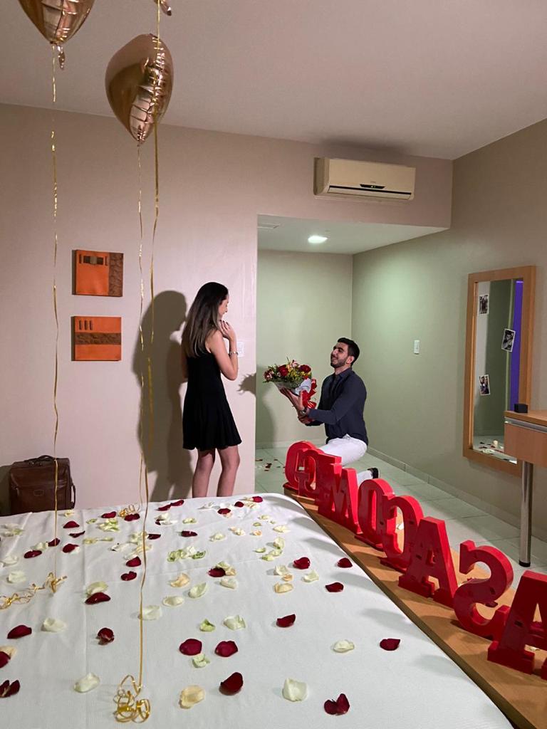 homem fazendo pedido de casamento no quarto do hotel 