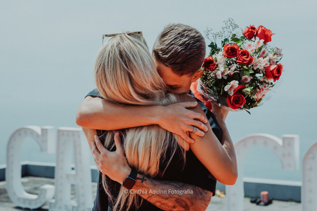 abraço após pedido de casamento no rooftop 