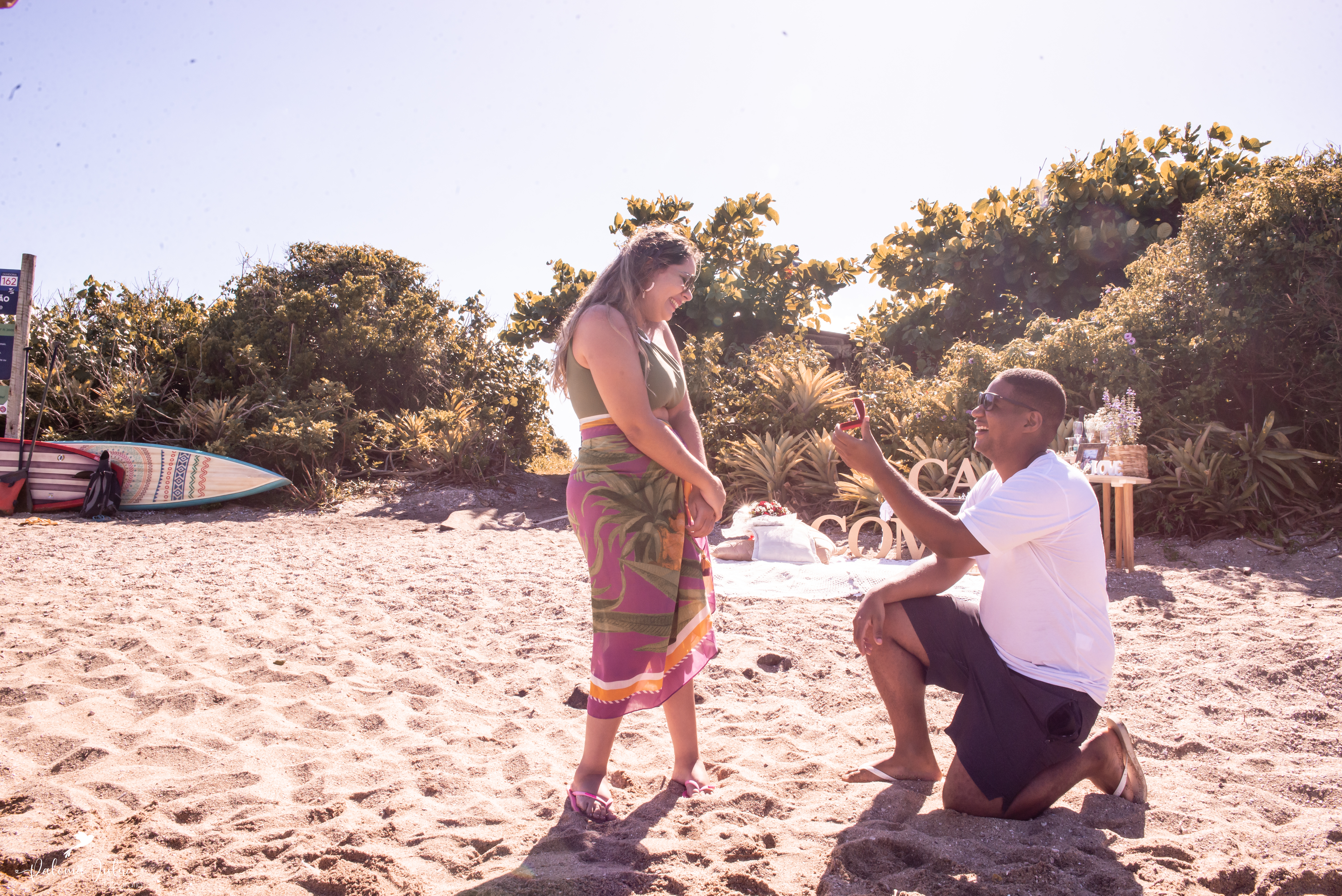 noivo ajoelhado no pedido de casamento na Ilha em Vila Velha